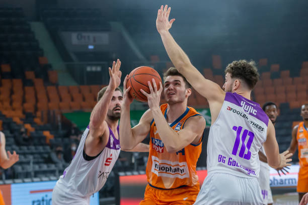 在两人交手 在两人交手